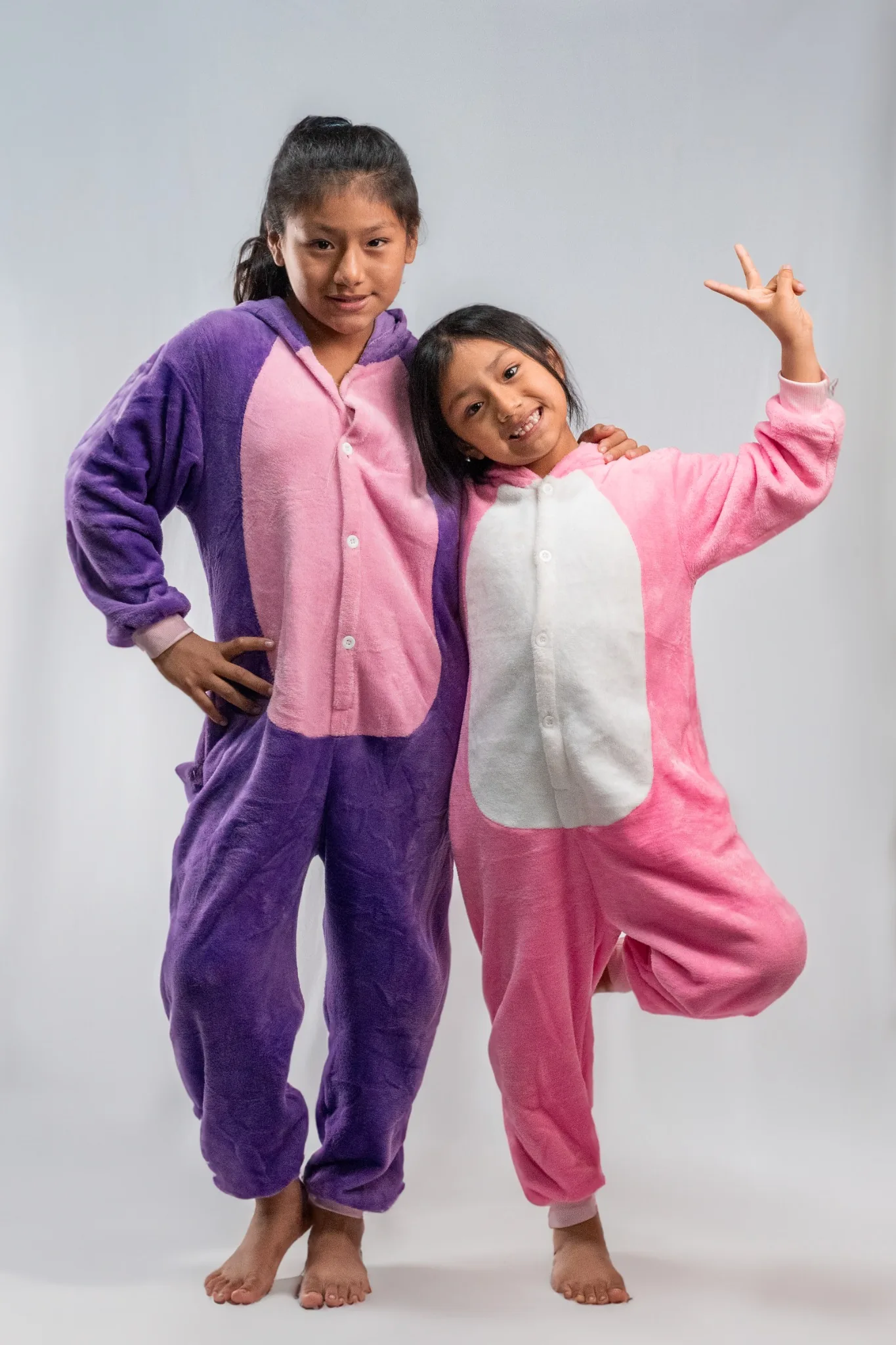 Retrato de hermanas en sesión fotográfica de estudio