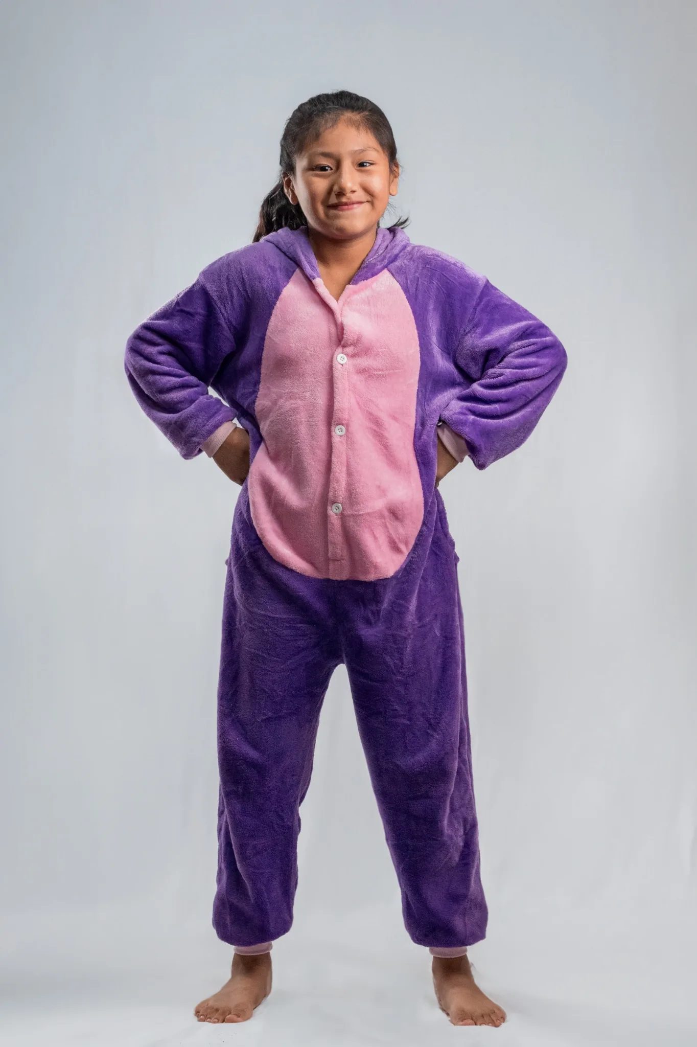 Retrato infantil de pie en estudio
