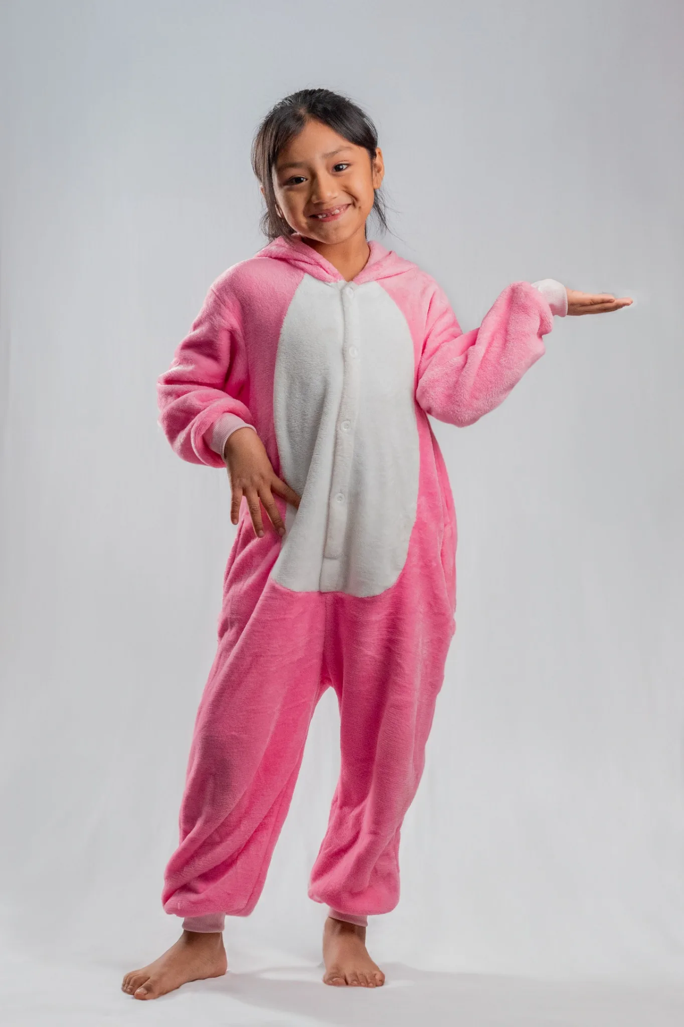 Retrato infantil con pijama rosa en estudio
